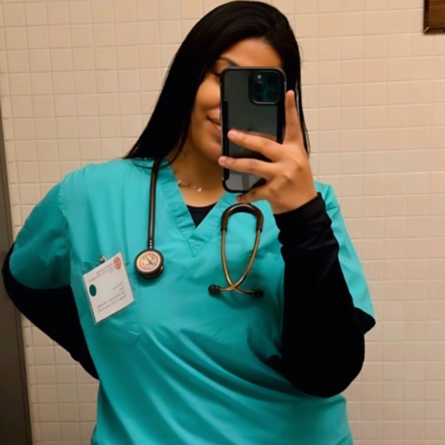 Milena de uniforme cirúrgico no estágio em Cornell