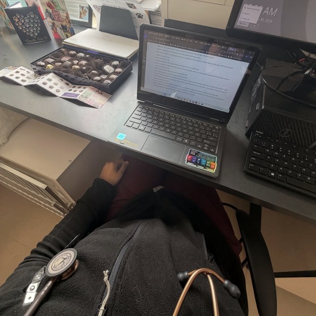 Mesa de trabalho com estetoscópio em Guelph